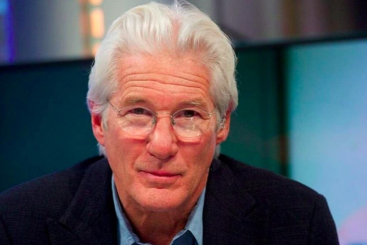 Richard Gere – O ator e sua família foram morar na Espanha em 2024, após a reeleição de Trump. Oficialmente, ele justificou que sua esposa é espanhola e merecia estar próxima de sua cultura, família e amigos.
 Reprodução: Flipar