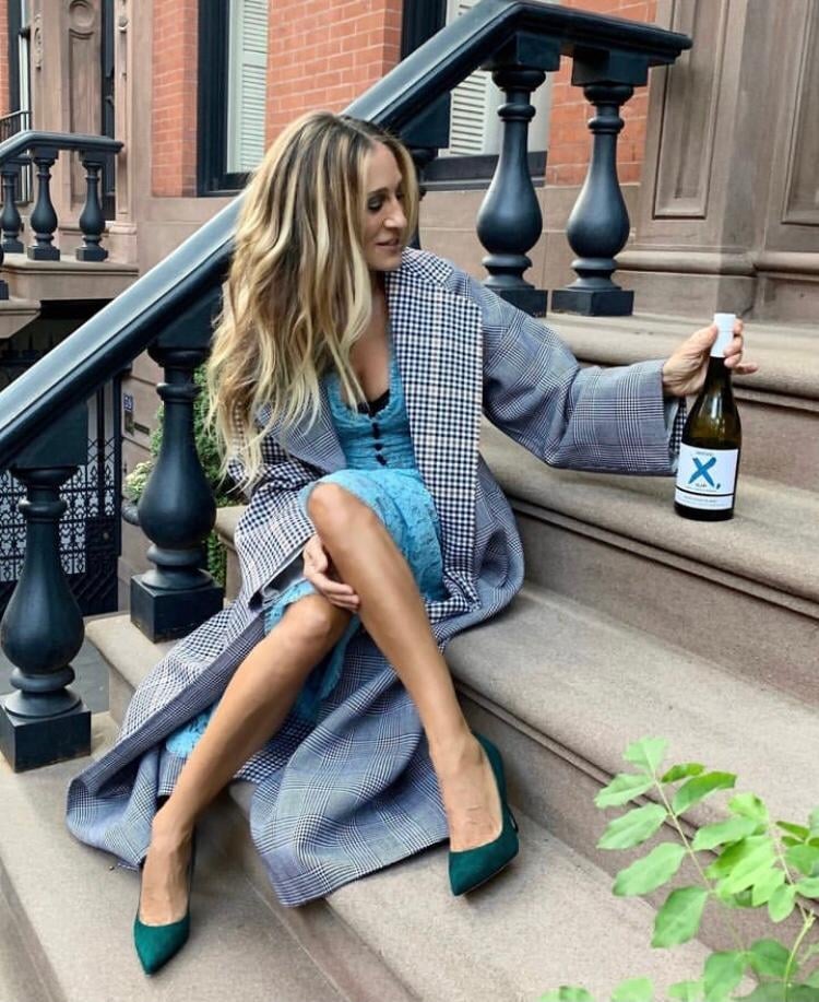 Sarah Jessica Parker - A lendária Carrie da série “Six and the City” começou a investir em vinhos em 2019, ano em que lançou o “Invivo X”, vinho feito em parceria com a empresa neozelandesa Invivo Co.. Sarah faz questão de participar pessoalmente da escolha das uvas. Reprodução: Flipar