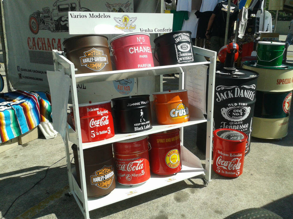 Latas customizadas à venda. Foto: Carlos Guimarães