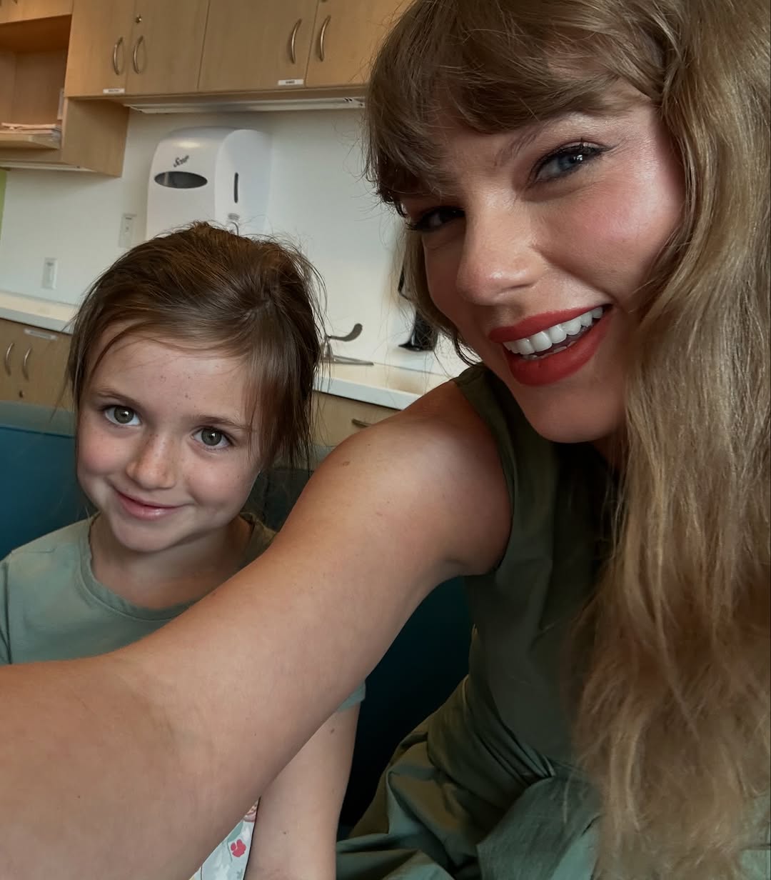 Taylor Swift faz selfie com garotinha. Foto: Reprodução Instagram @ jdchospital