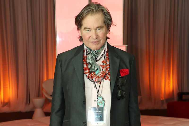 Diagnosticado com um câncer na garganta, o ator Val Kilmer evitou buscar ajuda médica até meados de 2015, quando sofreu um sangramento e não conseguiu mais esconder a doença.  Reprodução: Flipar