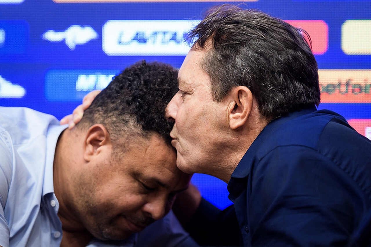 Ronaldo (à esquerda) vendeu suas ações e repassou o controle da SAF a Pedro Lourenço  Foto: Gustavo Aleixo/Cruzeiro