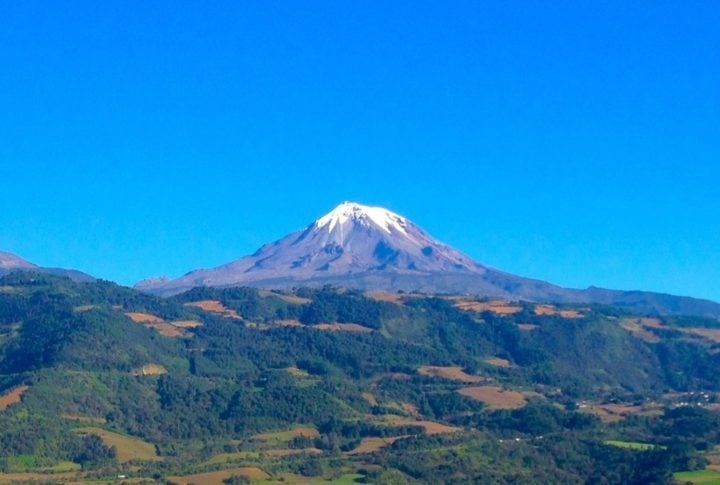 O México é atravessado de norte a sul por duas cadeias de montanhas : Sierra Madre Oriental e Sierra Madre Ocidental. Elas são a extensão das Montanhas Rochosas do norte da América do Norte. O ponto mais alto é o Pico de Orizaba (foto), com 5.700m. Reprodução: Flipar