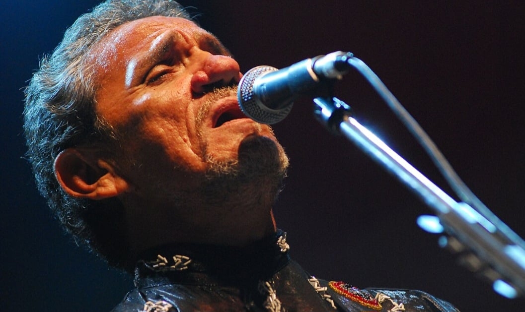 Pouco depois, fundou seu próprio selo, a Avôhai Music, que lhe deu mais liberdade artística e o permitiu lançar trabalhos independentes, como o álbum “Sinais dos Tempos”, de 2012. 
 Reprodução: Flipar