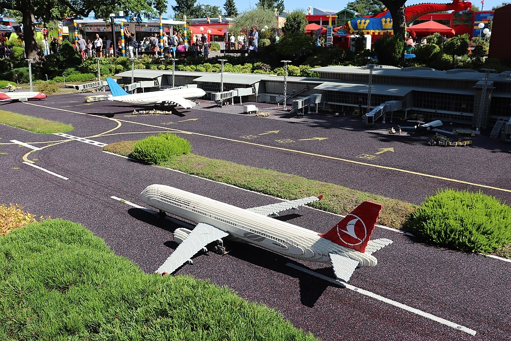 Entre as miniaturas de tijolos de plástico em exibição na Miniland estão um aeroporto e uma reprodução de 5,5 metros do maior arranha-céu do mundo, o Burj Khalifa, de Dubai, nos Emirados Árabes Unidos.
 Reprodução: Flipar