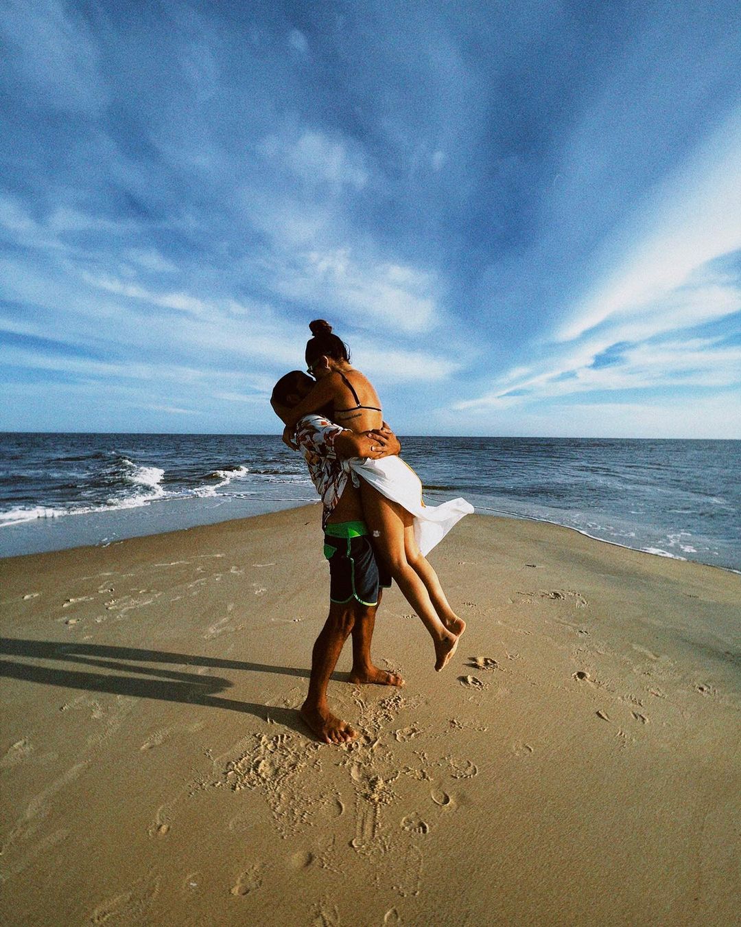 Victor Sampaio e Fernanda Paes Leme em momento romântico na praia Reprodução/Instagram
