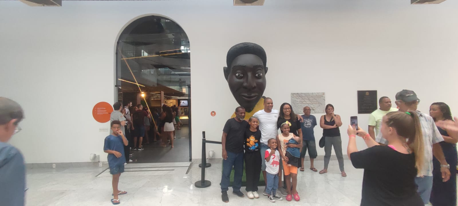 Fãs visitam o Museu Pelé um dia após a morte do Rei. Foto: eduardo lucizano