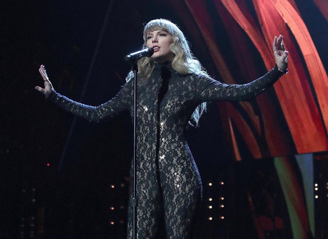 Ao subir ao palco novamente três dias após a morte da jovem Ana Clara Benevides, a cantora norte-americana Taylor Swift causou certa controvérsia por não ter comentado sobre o ocorrido.