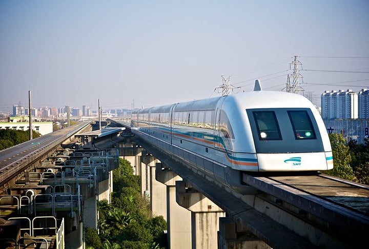 “Shanghai Maglev”- China - 460 km/h -  Chamado de Shanghai Maglev, o trem mais rápido do mundo é um meio de transporte público que utiliza levitação magnética em vez das já comuns rodas sobre trilhos de aço. Reprodução: Flipar