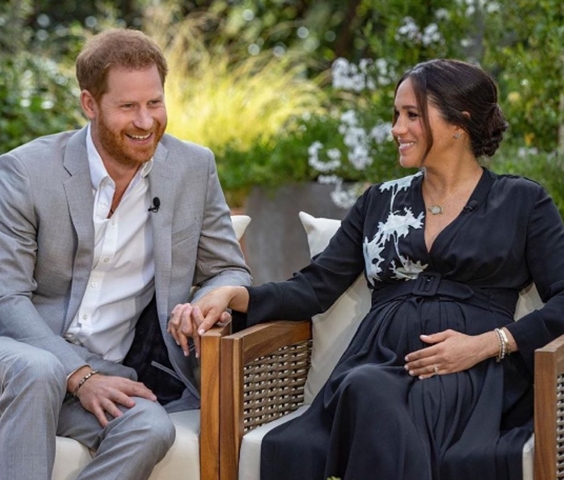 No ano seguinte, o casal deu entrevista à famosa apresentadora Oprah Winfrey em que revelou detalhes desabonadores das relações internas na realeza britânica. Meghan contou ter ouvido conversas racistas sobre a cor da pele de seu filho. 
 Reprodução: Flipar