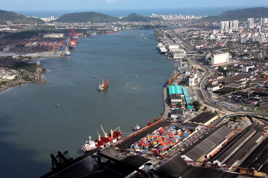 Como pontos-chave na logística do comércio internacional, os portos brasileiros são fundamentais para a economia do país. Garanten a exportação de produtos agrícolas, minérios e manufaturas, sendo vitais para o crescimento econômico e a competitividade do Brasil no mercado global. Conheça agora os dez maiores do país!