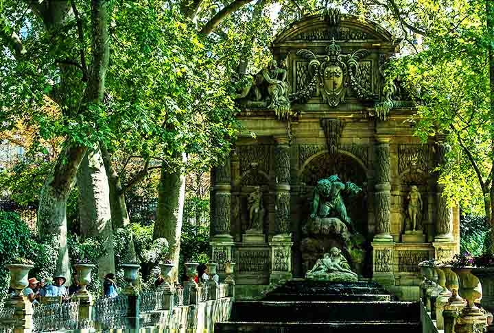 FONTAINE DES MUSES - Paris - Localizada no Jardim de Luxemburgo, esta fonte neoclássica foi projetada no século XIX e apresenta esculturas que homenageiam as musas da mitologia. É um local sereno, ideal para relaxar e apreciar a arte. Reprodução: Flipar