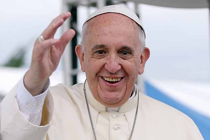 O Papa Francisco, eleito em 2013, rompeu paradigmas ao assumir um papado mais voltado à simplicidade e à inclusão. Seu falecimento em 2025 provocou luto global e foi imediatamente relacionado a uma quadra de Nostradamus que mencionaria “o velho pastor” morrendo em Roma. Reprodução: Flipar