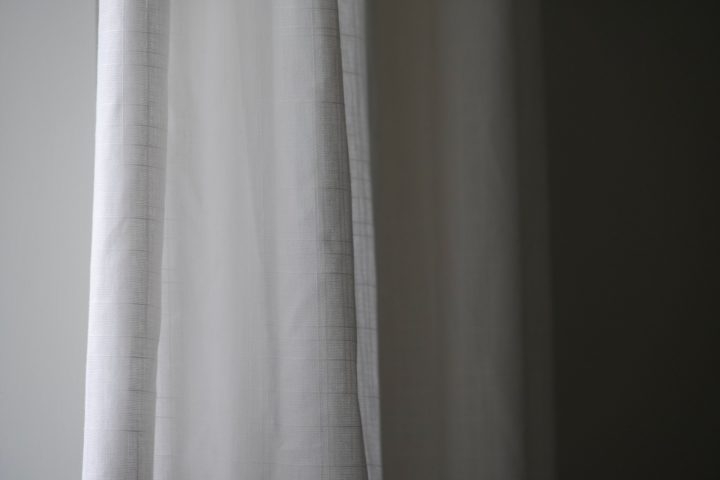 Outra opção é colocar cortinas que bloqueiam a luz para isolar o ambiente e diminuir os aumentos de temperatura ao longo do dia. Reprodução: Flipar