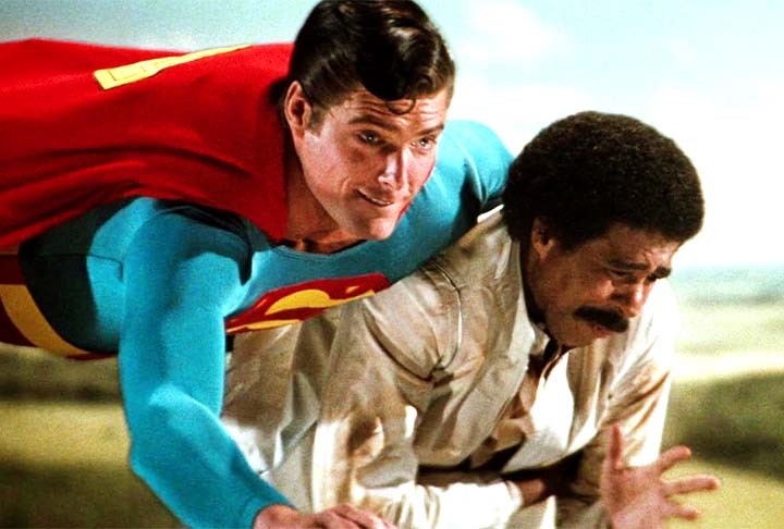 Mas foi na pele do famoso Superman, que Reeve se consolidou como uma figura mundialmente conhecida e carimbou o seu talento na vida cinematográfica.  Reprodução: Flipar