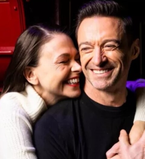 Jackman e Foster tornaram o romance público após especulações que se estenderam por meses. Houve até boatos de que o envolvimento entre eles teria começado quando o ator ainda estava casado com a atriz Deborra-Lee Furness, união que durou 27 anos. 

 Reprodução: Flipar