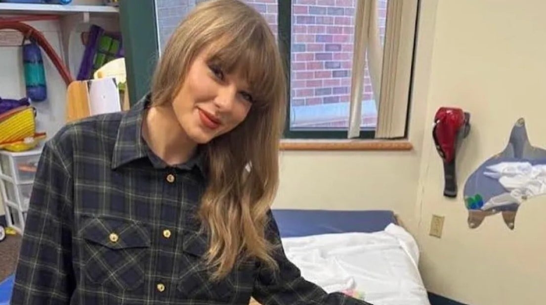 A cantora Taylor Swift, que completou 35 anos em 13 de dezembro, fez na véspera de seu aniversário a alegria de crianças e equipe do hospital Children’s Mercy, em Kansas City, no Missouri, Estados Unidos.
 Reprodução: Flipar