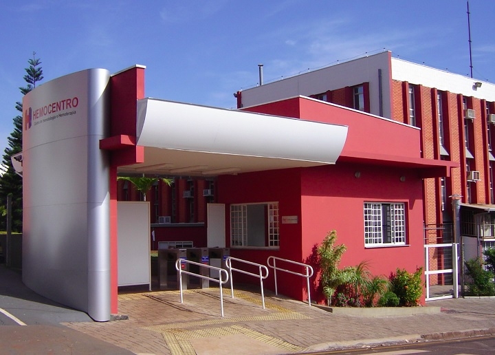 No Centro de Inovação Teranóstica em Câncer (CancerThera), em Campinas, outra abordagem está sendo desenvolvida: a utilização de moléculas marcadas com radioisótopos para diagnosticar e tratar o câncer simultaneamente. Reprodução: Flipar