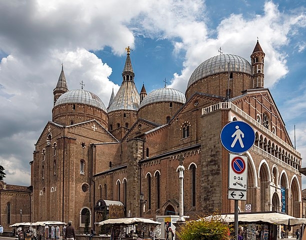 Basílica de Santo Antônio de Pádua - Construída entre 1234 e 1238, tem uma mistura de estilos em que predominam o gótico e o românico. Suas cúpulas revelam a influência bizantina. O interior tem altares renascentistas e barrocos.   Reprodução: Flipar