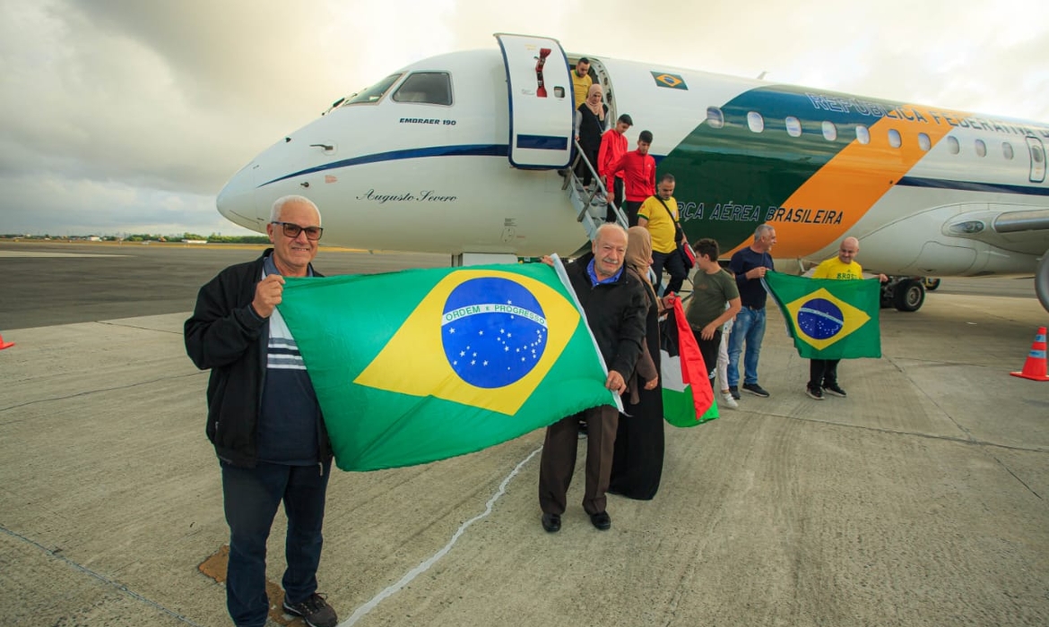 Na manhã de 2 de outubro, um avião desembarcou em Brasília com 32 brasileiros resgatados na Cisjordânia.