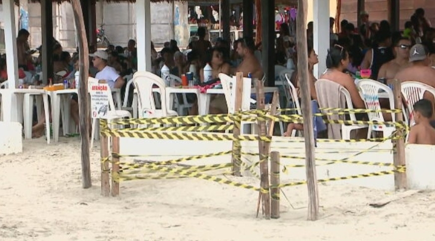 Alguns ninhos acabam ficando perto de bares montados na areia e bastante movimentados. Por isso, um isolamento é feito para a proteção dos ovos até o nascimento dos filhotes. Reprodução: Flipar