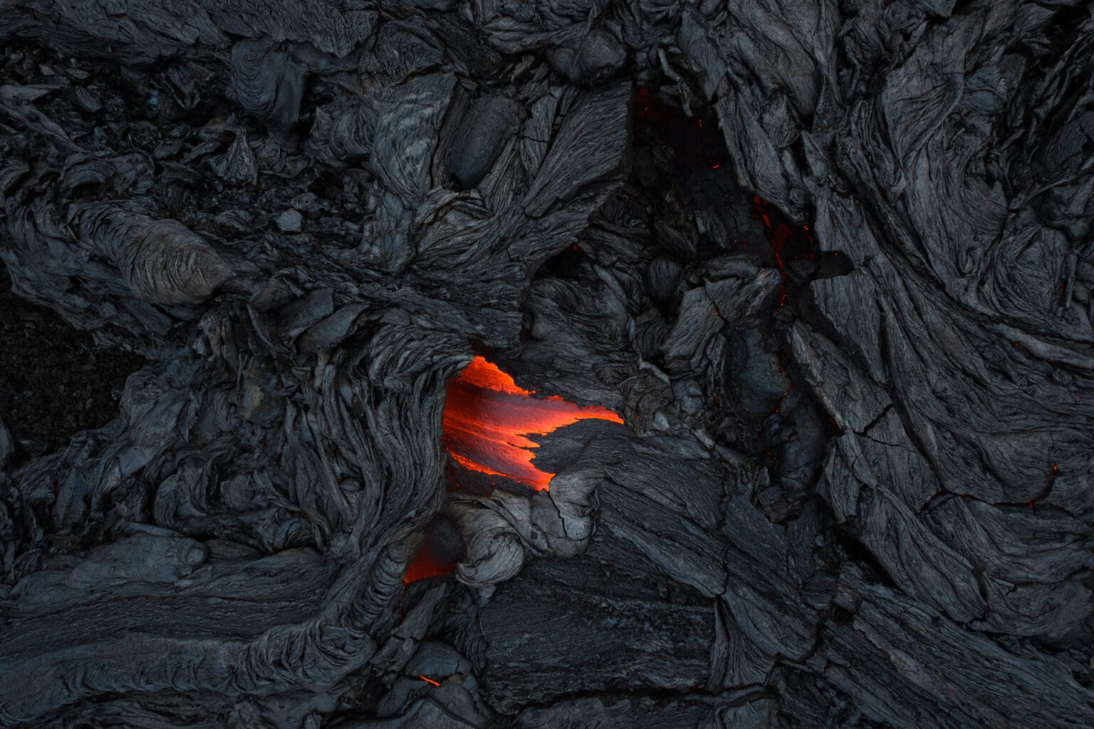 Durante uma das visitas de Daniel ao vulcão Fagradalsfjall, ele viu o vulcão parar de entrar em erupção. Naquela época, o vulcão ficaria ativo por várias horas por dia antes de ficar inativo por horas. Enquanto o vulcão emitia suas explosões finais de atividade, a vista aérea capturada pelo drone lembrou a Daniel uma língua Daniel Viñé Garcia