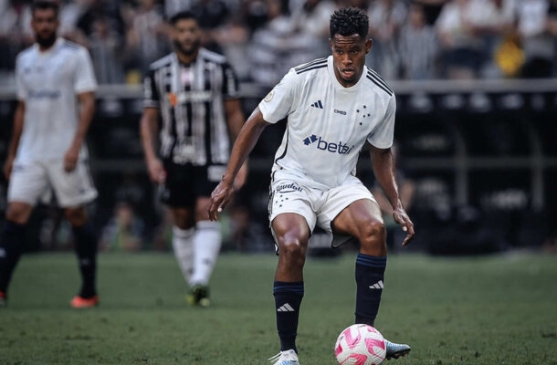 ARTHUR GOMES - Mais uma partida apagada, embora tenha dado assistência para Marlon. Praticamente não tocou na bola e deu um chute no gol, mas sem força - Nota 5,0 - Foto: Staff Images/Cruzeiro