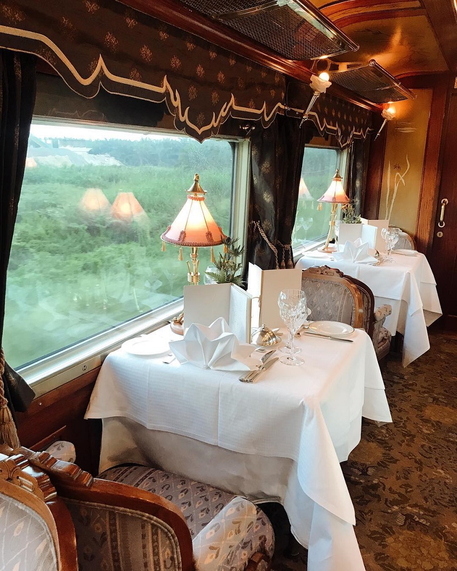 Restaurante do trem de luxo The Eastern & Oriental Express, da Belmond, que faz itinerário no Sudeste Asiático