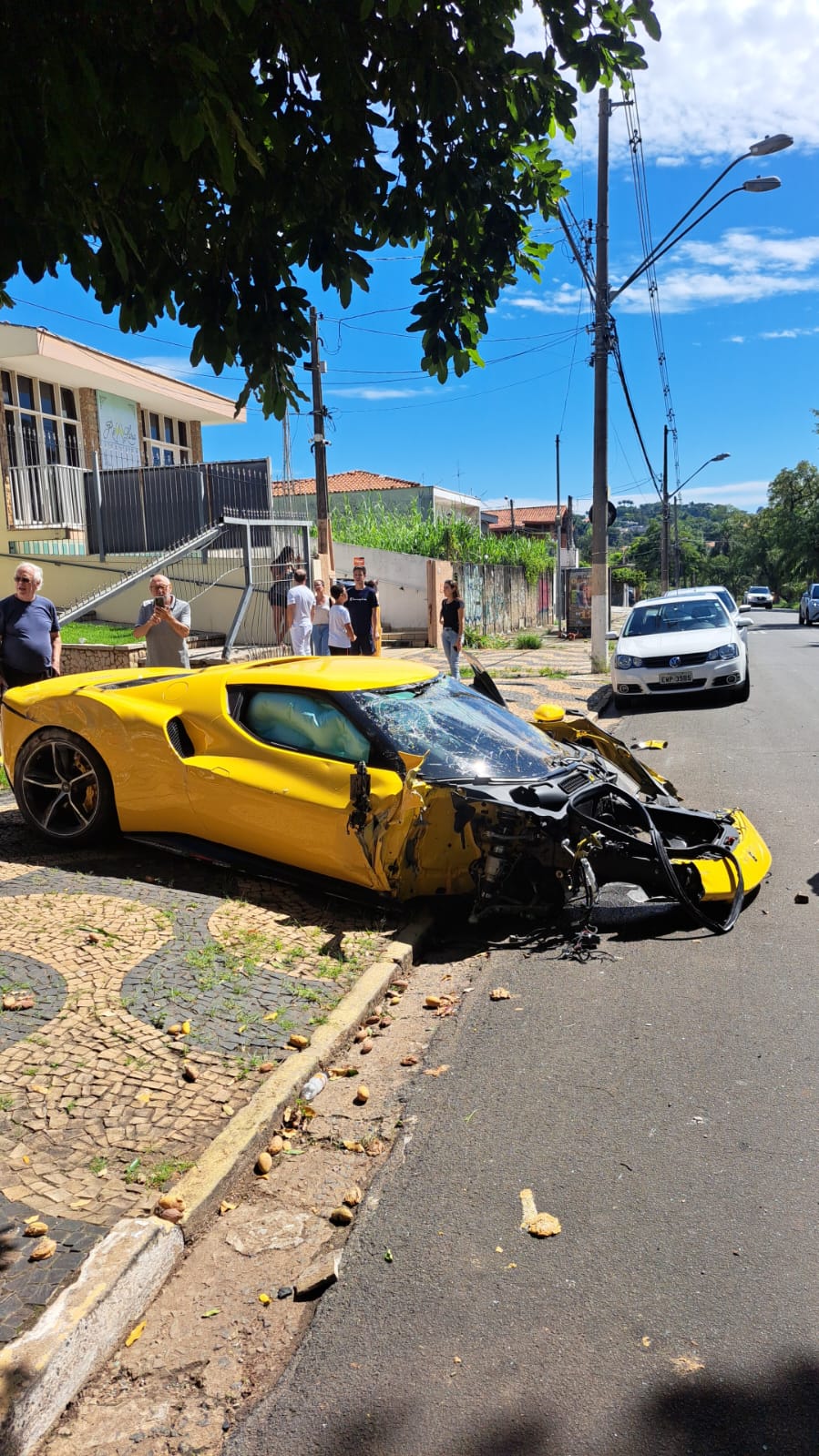 A frente do carro ficou destruída após a colisão. Foto: Arquivo pessoal