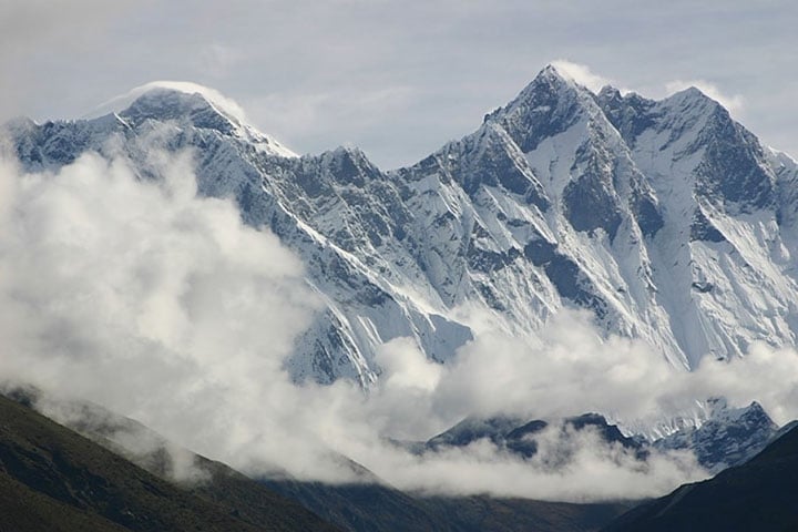 O Nepal também é muito conhecido por abrigar o Monte Everest, um dos mais famosos do mundo.