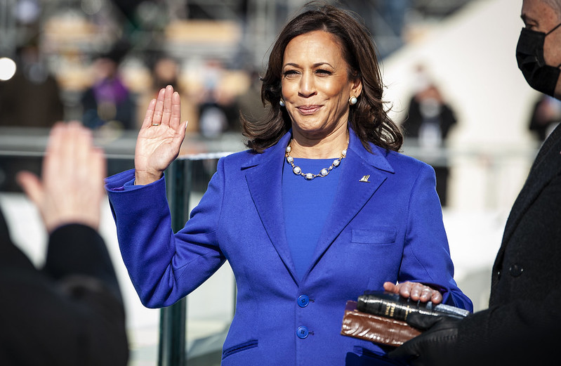 Logo após anunciar que desistiu de tentar a reeleição nos Estados Unidos , o presidente  Joe Biden demonstrou apoio à candidatura de Kamala Harris DoD photo by U.S. Air Force Senior Airman Kevin Tanenbaum