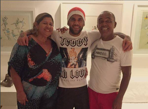 "Dessa junção saiu um good crazy com muito valor, com muita essência e uma vontade louca de ser alguém nesse mundão", escreveu Daniel Alves ao lado dos pais. Foto: Reprodução/Instagram