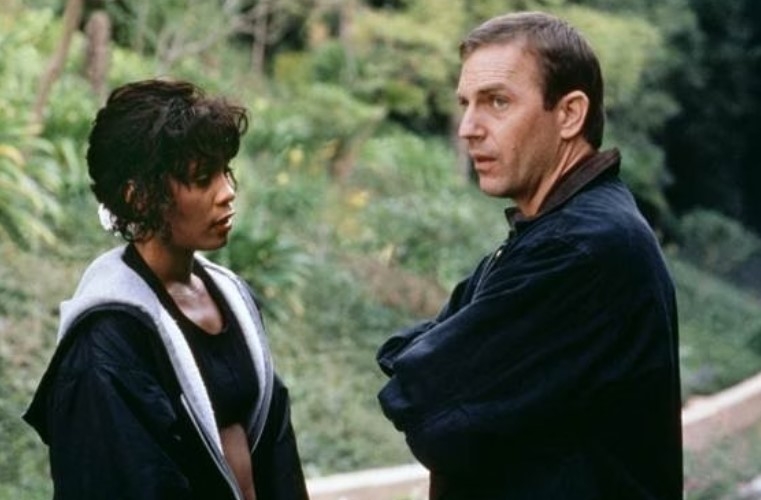 A cantora Whitney Houston fez grande sucesso no cinema com  “O Guarda-Costas” (1992), ao lado de kevin Costner (foto). Agora, o britânico David Roberts, que foi guarda-costas da artista na vida real, publicou um livro sobre a experiência de ter trabalhado para a artista, morta em 2012 aos 48 anos.
 Reprodução: Flipar