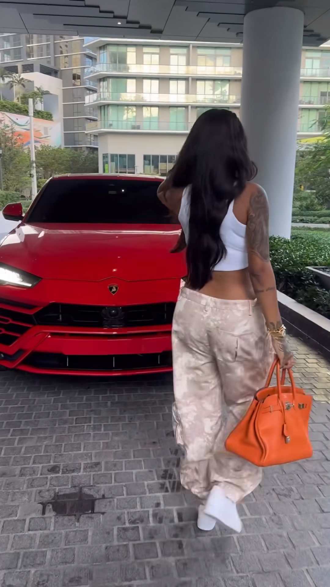Ludmilla estava dirigindo uma Lamborghini Urus vermelha, que custa cerca R$ 4 milhões Reprodução/Instagram