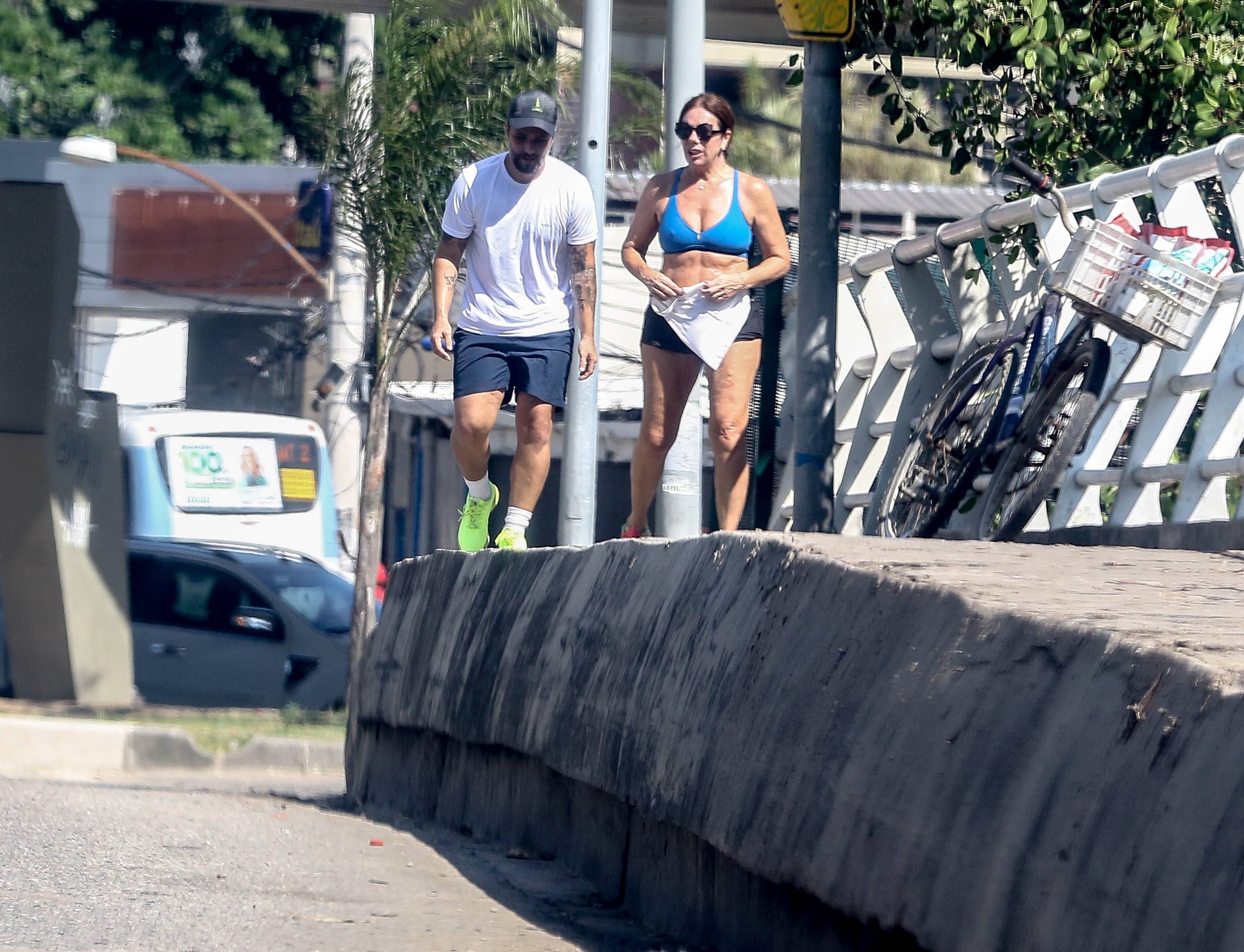 Bruno Gagliasso pratica exercícios na orla da Barra da Tijuca. Foto: Xico Silva / Agnews