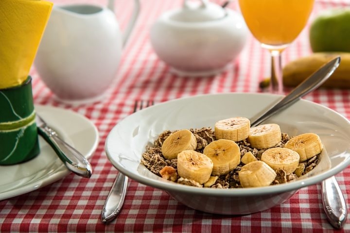 Além de ser uma fonte rica em nutrientes, a banana fornece energia rápida para o corpo, sendo ideal para consumir antes de atividades físicas, por exemplo. Reprodução: Flipar