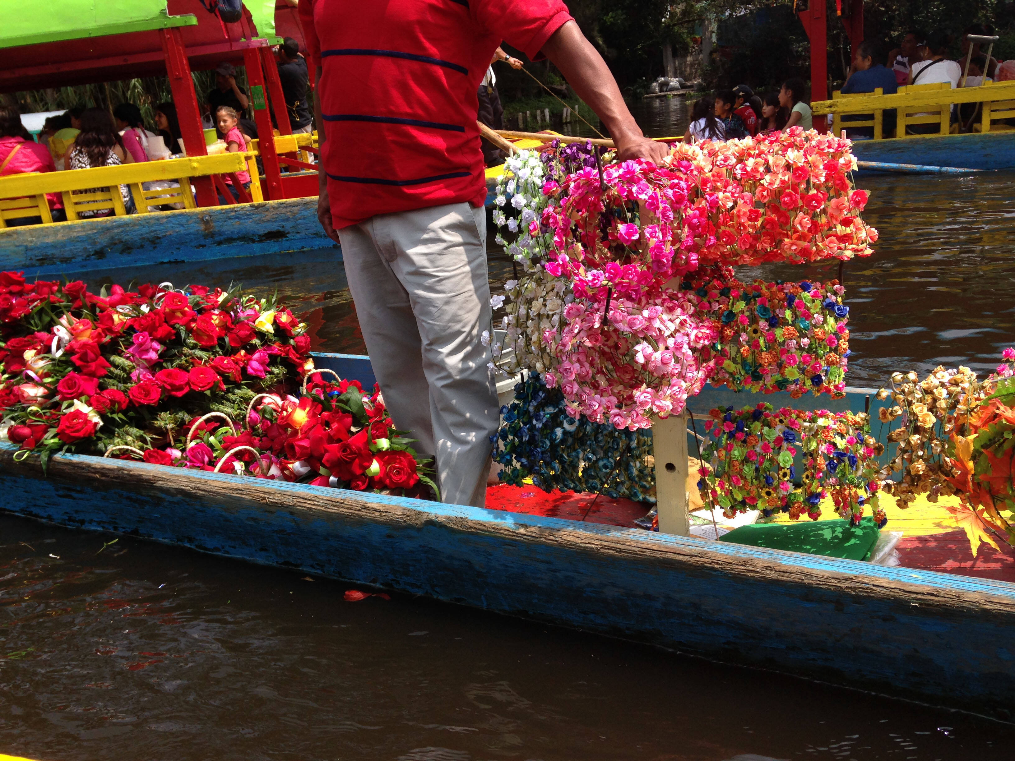 Antigamente, os canais serviam também para comércio. Até hoje, barquinhos menores cruzam as trajineras chamando atenção dos turistas para flores, plantas, mantas e etc. Foto: Nina Ramos/iG