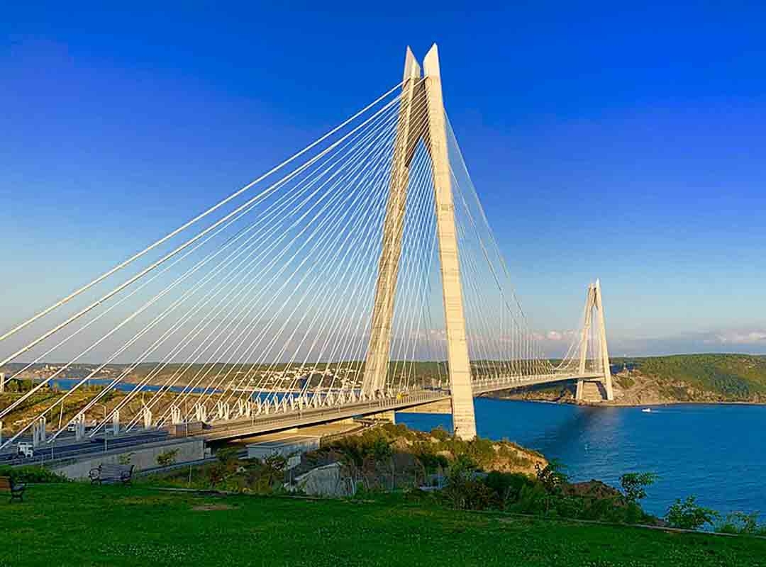 Yavuz Sultan Selim, Turquia: Essa é uma ponte rodoviária e ferroviária de viga suspensa que se estende pelo Estreito do Bósforo, ao norte de Istambul, na Turquia. É considerada uma das pontes mais altas do mundo, com uma altura de 322 metros. Reprodução: Flipar