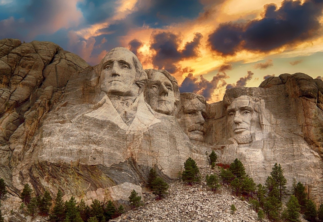 A presença das esculturas na montanha fez com que o estado de Dakota do Sul ficasse conhecido como o “The Mount Rushmore State” (“O Estado do Monte Rushmore”). 
 Reprodução: Flipar