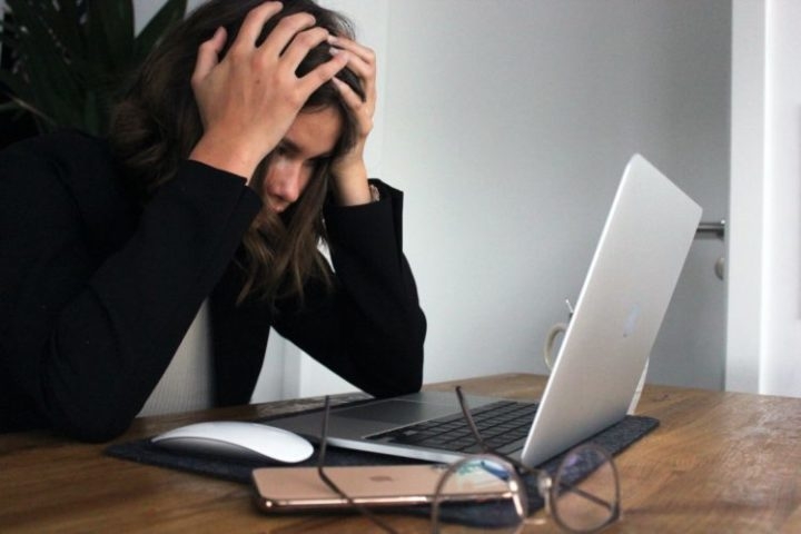 É fundamental adotar medidas preventivas para combater o estresse e cuidar da sua saúde mental. Uma dica é definir bem os horários de trabalho e evitar levar tarefas para casa. Reprodução: Flipar