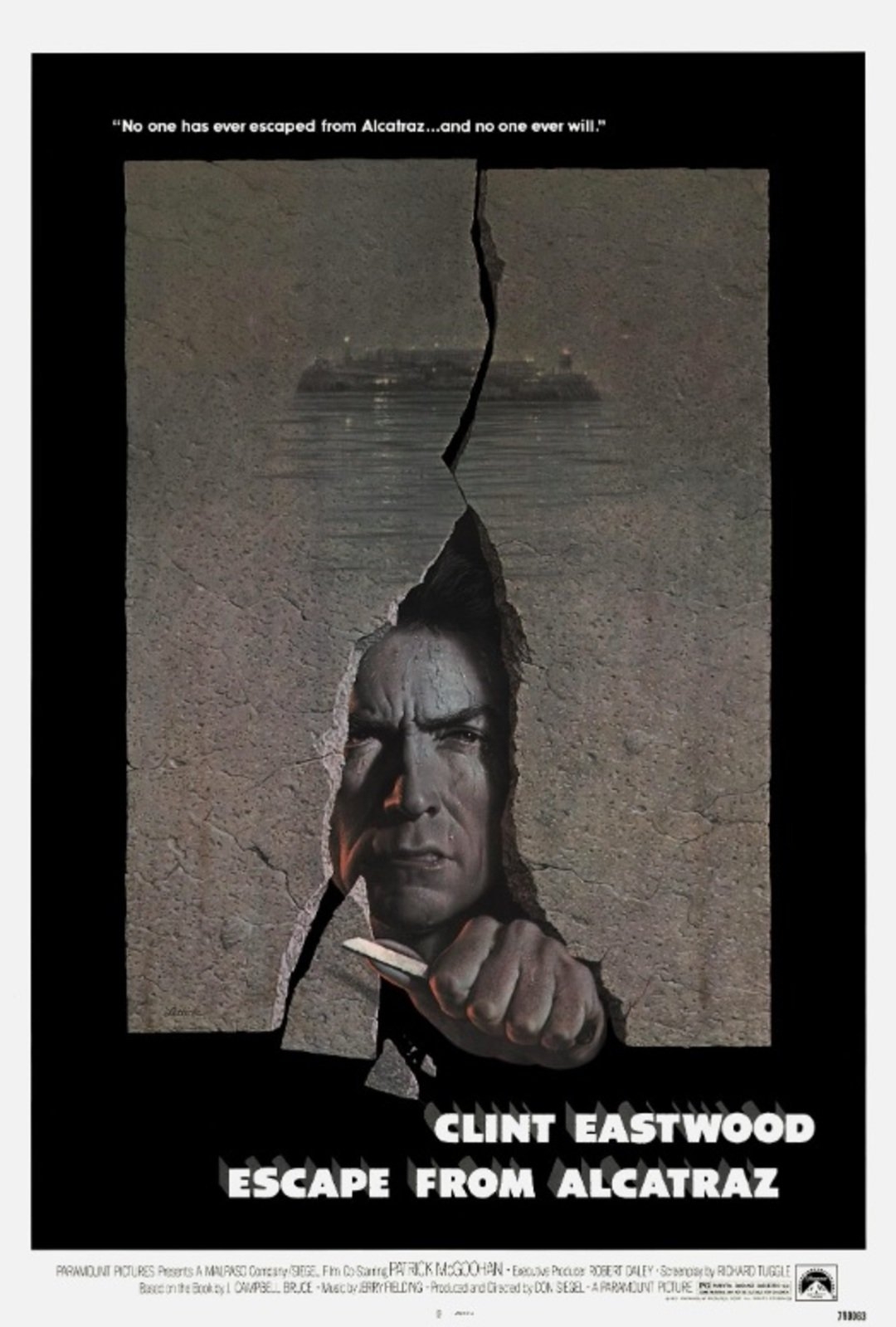 Em 1962, Frank Lee Morris, Clarence Anglin e John William Anglin, que cumpriam pena por assalto a banco, conseguiram escapar. 
Eles alargaram os respiradouros das celas com colheres e facas roubadas do refeitório. Para evitar que os guardas notassem, colocaram cabeças de algodão e cabelo na cama para imitar corpos Reprodução: Flipar