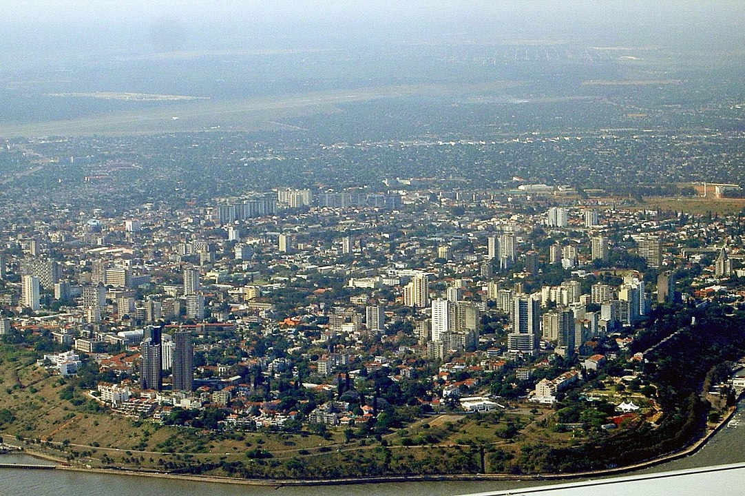 O país, cuja capital é Maputo, fica no sul da África, com longo litoral no Oceano Índico e praias conhecidas, como Tofo (foto), e parques marinhos. Há ilhas que preservam ruínas da era colonial, espécies marinhas e recifes de corais em belas paisagens.  Reprodução: Flipar