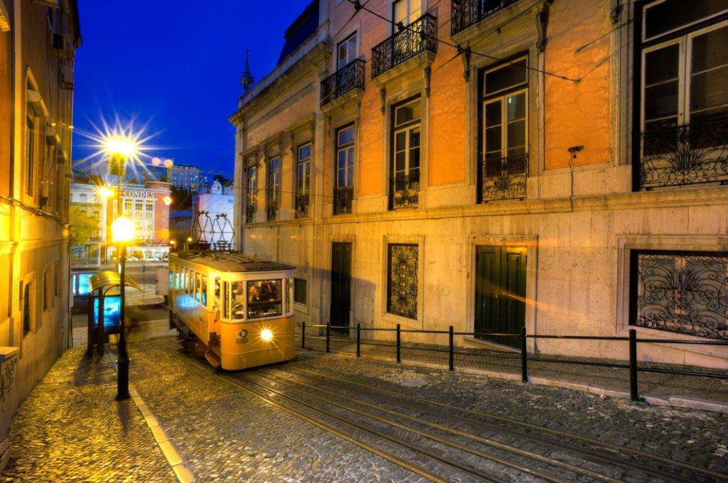 O Bairro Alto concentra pequenos bares e casas noturnas. A diversão por ali é pegar a bebida no balcão e beber na rua, observando o movimento. Foto: Getty Images