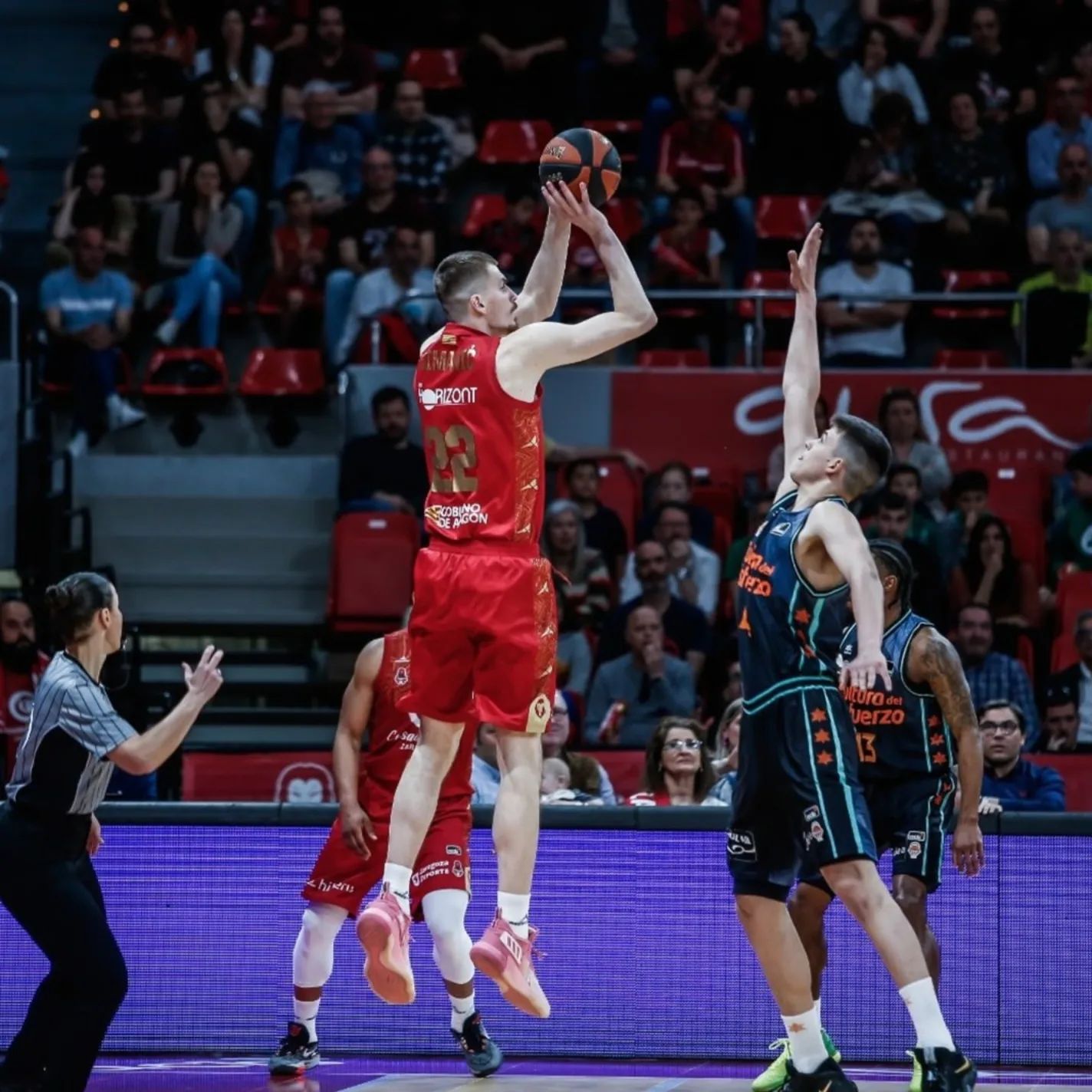 VÍDEO: Atleta perde rim após levar cotovelada durante jogo de basquete