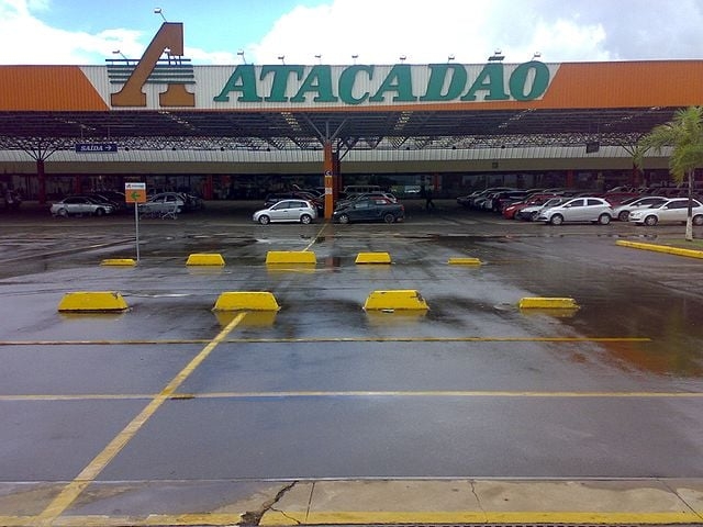 Com a desistência de implantação em Sevran, o Carrefour anunciou que escolheria outra cidade francesa para abrir a filial do Atacadão.  Reprodução: Flipar