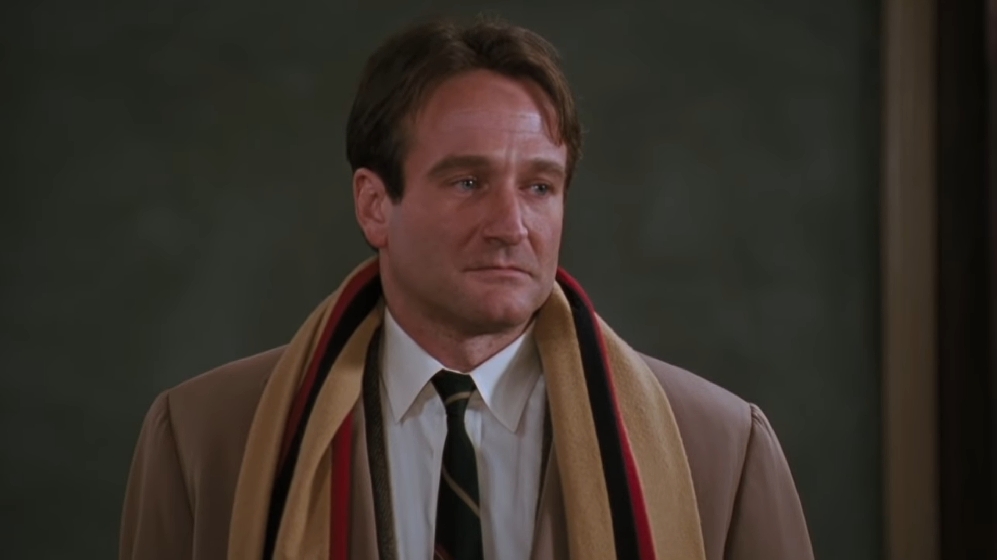 John Keating (Robin Williams), de “Sociedade dos Poetas Mortos”. Lançado em 1989. 