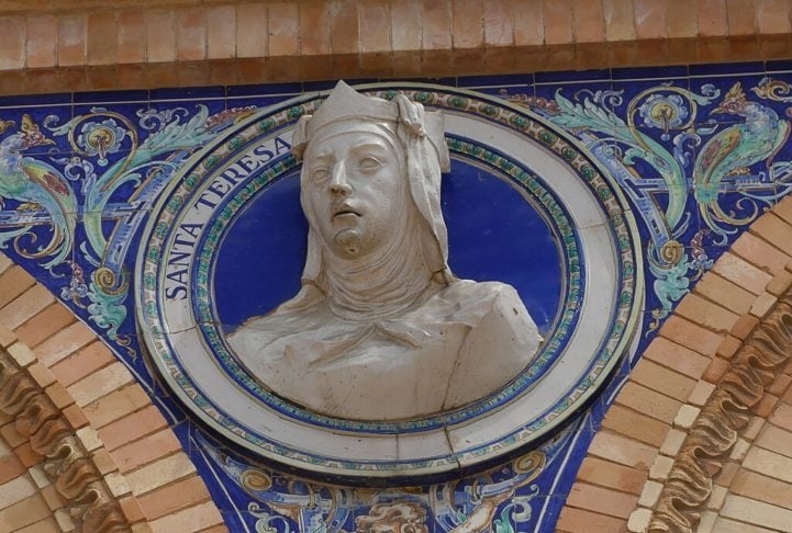 Santa Teresa de Jesus nasceu em Ávila, na Espanha, em 1515. Mandada para o internato na adolescência, seguiu a vida religiosa e sofreu com uma grave doença, chegando a ser dada como morta. Ela fez uma série de reformas na Espanha, escreveu obras e teve visões.  Reprodução: Flipar