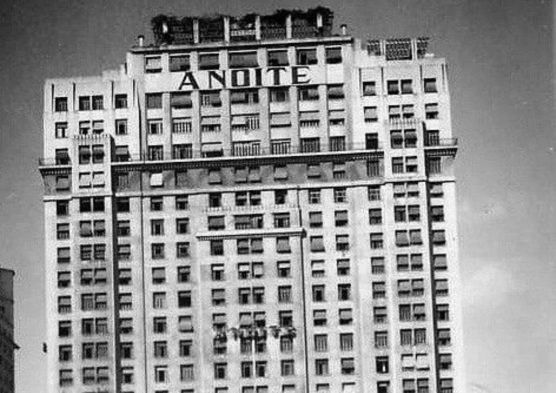 Em 1933, um grupo de jornalistas do periódico A Noite, do Rio de Janeiro, criou um boneco de papelão para desfilar pela então capital da República e, ao fim, ser colocado em um trono a liderar a folia. Eles o chamaram de Rei Momo I e Único.  Reprodução: Flipar