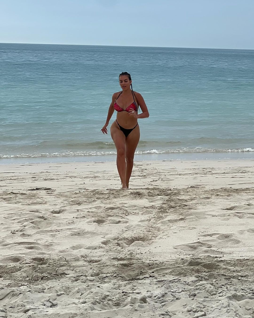 Georgina Rodríguez, esposa de Cristiano Ronaldo, sensualiza de biquíni em praia Reprodução/Instagram - 11.04.2024