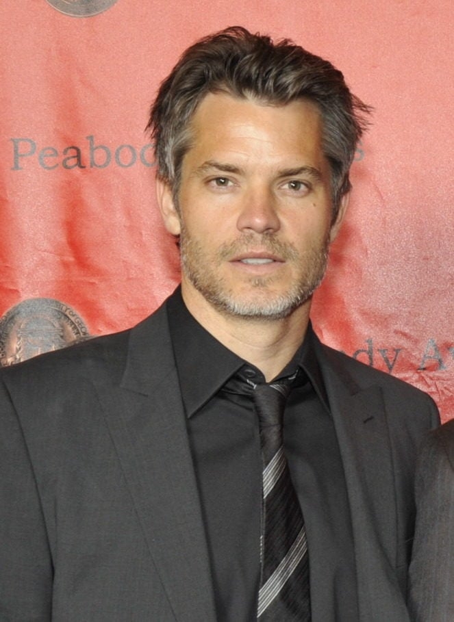 Também estão no elenco Timothy Olyphant (foto), David Rysdahl, Essie Davis, Alex Lawther, Samuel Blenkin, Adarsh Gourav,  Babou Ceesay, Jonathan Ajayi (foto), Erana James, Lily Newmark, Diêm Camille e Adrian Edmondson, entre outros.  Reprodução: Flipar